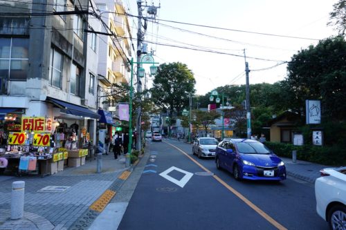路地から大通りに出ると、左に曲がる