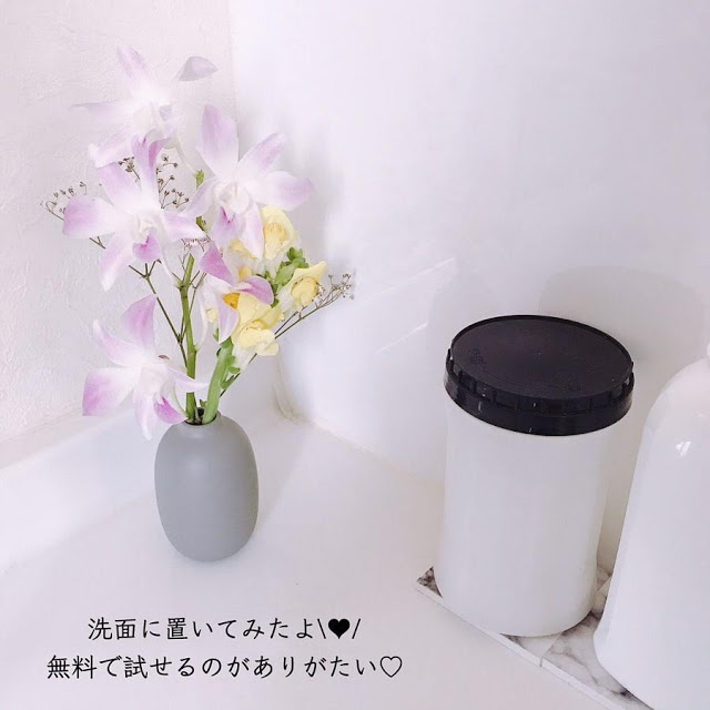洗面台に花を飾っている